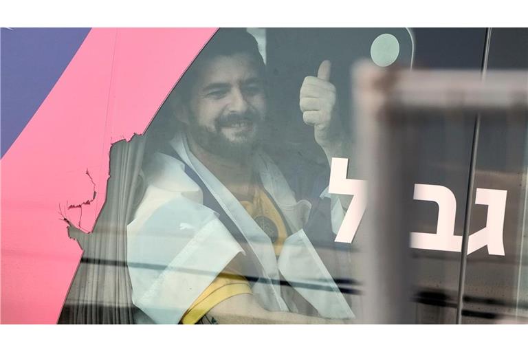 Der Deutsch-Israeli Ziv Berman nach seienr Freilassung durch die Hamas im Gazastreifen auf dem Weg ins Scheba-Krankenhaus bei Tel Aviv.