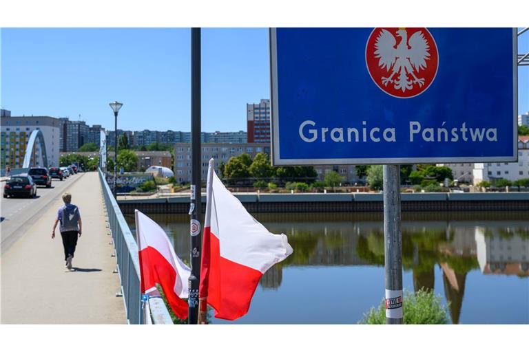 Der deutsch-polnische Grenzübergang Stadtbrücke zwischen Frankfurt (Oder) und Slubice. Polens Regierung rechnet mit Behinderungen des Grenzverkehrs durch die am Montag beginnenden Kontrollen an der Grenze. (Archivbild)