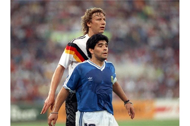 Der deutsche Abwehrspieler Guido Buchwald (h) deckt Diego Maradona im WM-Finale. Foto: picture alliance / dpa/Archivbild