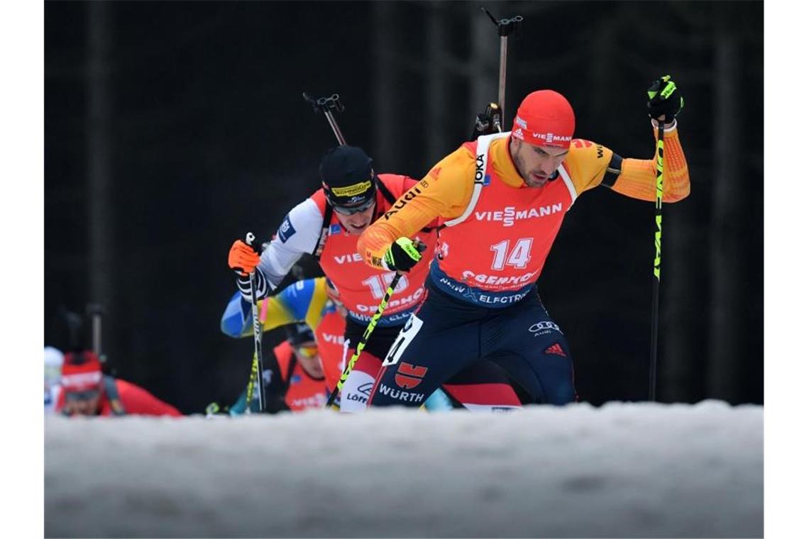Biathlet Peiffer glaubt an Comeback von Lesser und Schempp Der deutsche Arnd Peiffer (vorne r) läuft auf der Strecke. Foto: Hendrik Schmidt/dpa-Zentralbild/dpa
