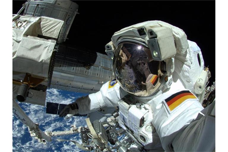 Der deutsche Astronaut Alexander Gerst arbeitet am an der Internationalen Raumstation ISS. (Archivbild). Foto: Alexander Gerst/ESA/NASA/dpa