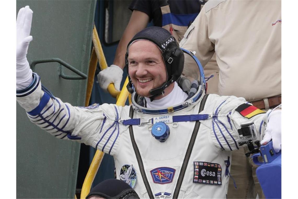Raumfahrtausstellung über Alexander Gerst zieht um Der deutsche Astronaut Alexander Gerst winkt vor dem Abflug zur Raumstation ISS. Foto: Dmitri Lovetsky/AP POOL/dpa/Archivbild
