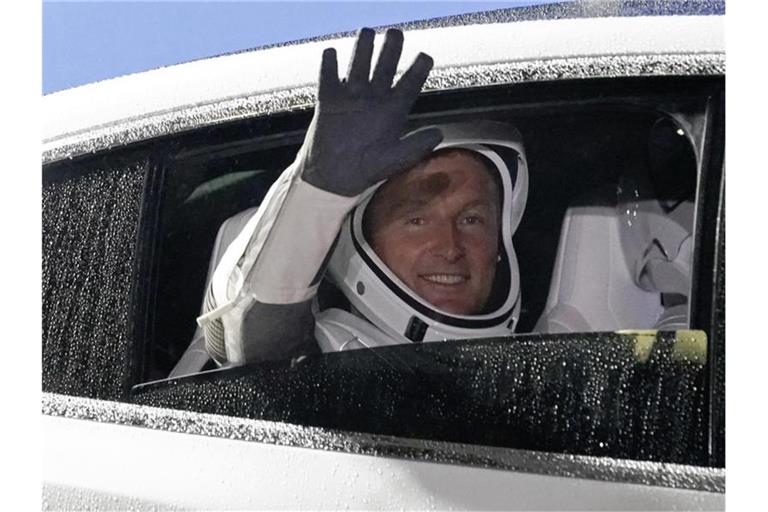 Der deutsche Astronaut Matthias Maurer winkt auf dem Weg zur Startrampe. Foto: John Raoux/AP/dpa