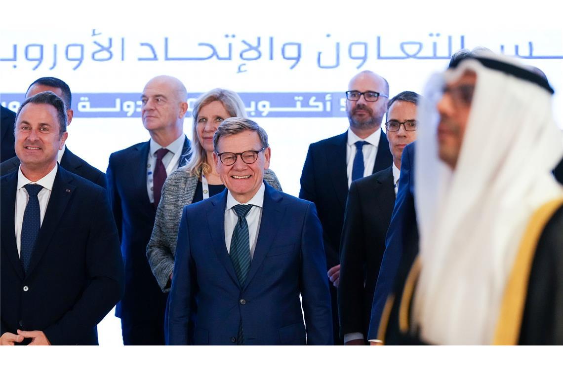 Der deutsche Außenminister Johann Wadephul (M) in Kuwait.