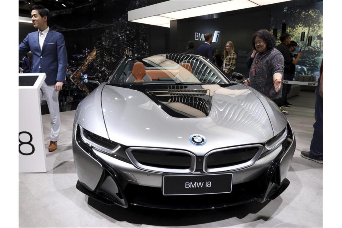 Der deutsche Autohersteller BMW stellt auf der Automesse „Auto Shanghai“ im April 2019 den Hybrid-Sportwagen BMW i8 vor. Foto: Ng Han Guan/AP/dpa