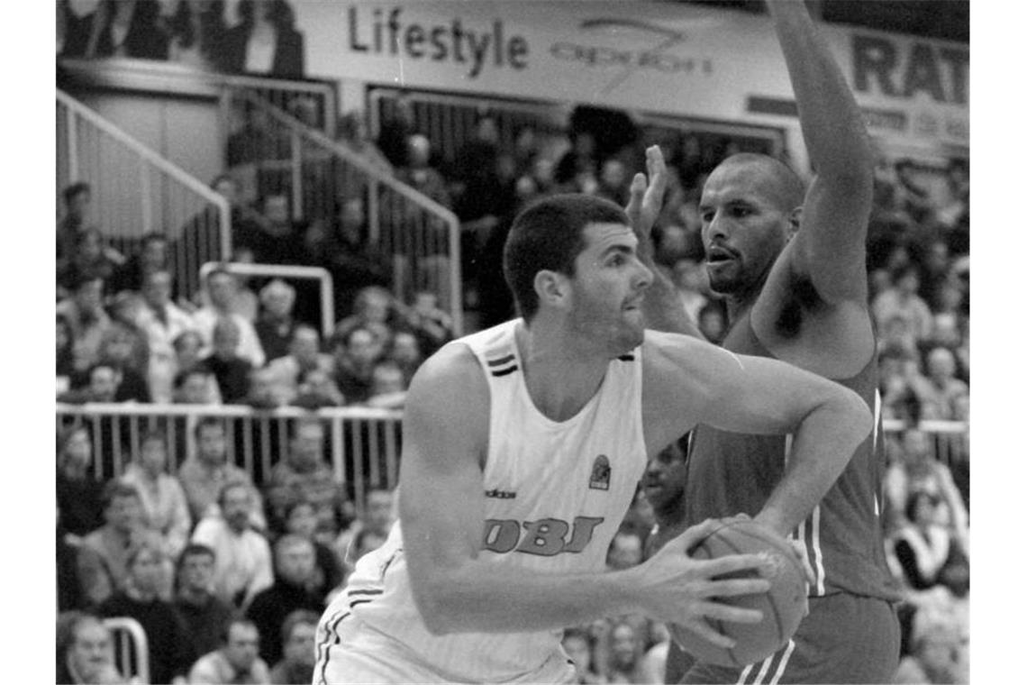 Der deutsche Basketball trauert um Sascha Hupmann (l). Der Ex-Nationalspieler ist im Alter von 49 Jahren gestorben. Foto: Uta Rademacher/dpa