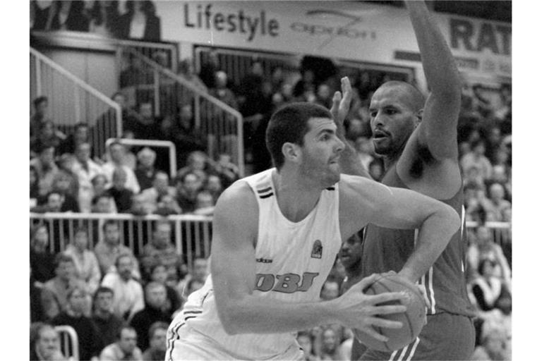 Der deutsche Basketball trauert um Sascha Hupmann (l). Der Ex-Nationalspieler ist im Alter von 49 Jahren gestorben. Foto: Uta Rademacher/dpa
