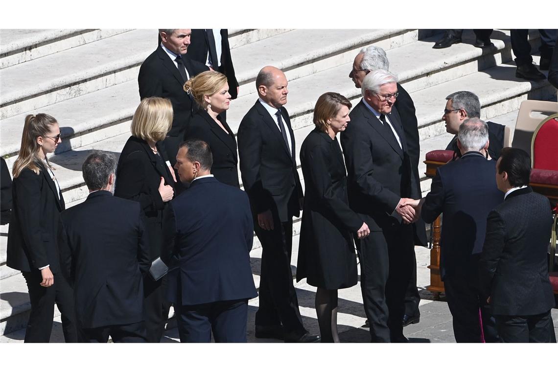 Papst warnt vor dramatischen Folgen von Glaubensverlust Der deutsche Bundespräsident Frank-Walter Steinmeier (R2), der scheidende deutsche Bundeskanzler Olaf Scholz (M) und seine Frau Britta Ernst (MR) treffen auf dem Petersplatz im Vatikan zur Trauerfeier für den verstorbenen Papst Franziskus ein.