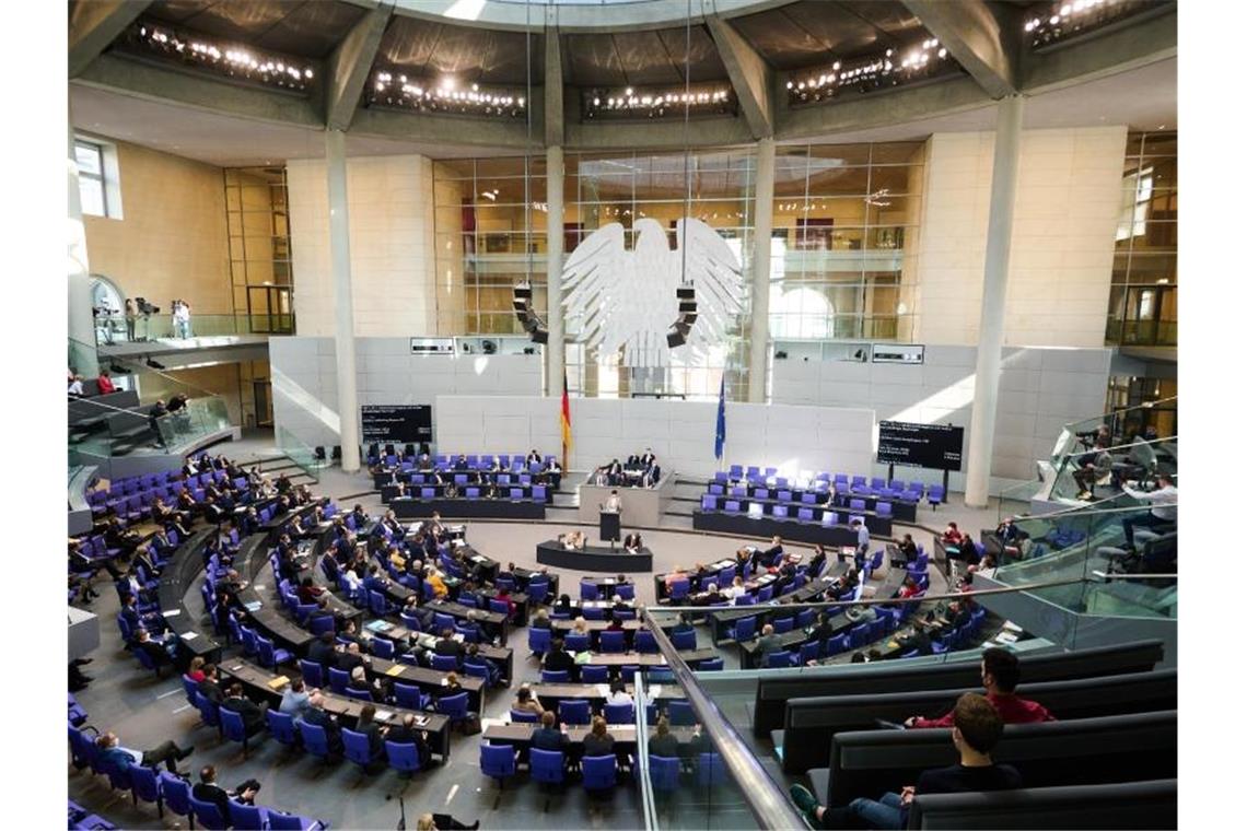 Bund und Länder ringen um Corona-Lockerungen Der Deutsche Bundestag debattiert über die geplanten Änderungen des Infektionsschutzgesetzes. Foto: Annette Riedl/dpa