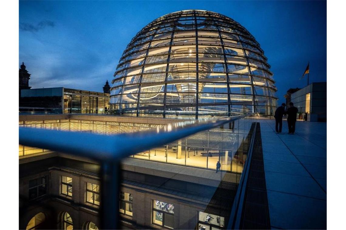 Ziegenzüchter und Dax-Konzerne - Lobbyarbeit in Berlin Der Deutsche Bundestag im Reichstagsgebäude mit der gläsernen Kuppel. Das neue Lobbyregister des Bundestages ist bereits kräftig gefüllt. Foto: Michael Kappeler/dpa