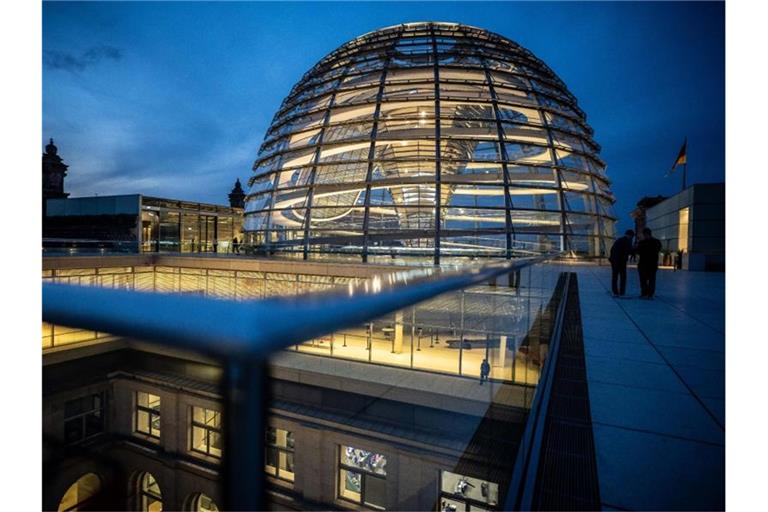 Der Deutsche Bundestag im Reichstagsgebäude mit der gläsernen Kuppel. Das neue Lobbyregister des Bundestages ist bereits kräftig gefüllt. Foto: Michael Kappeler/dpa