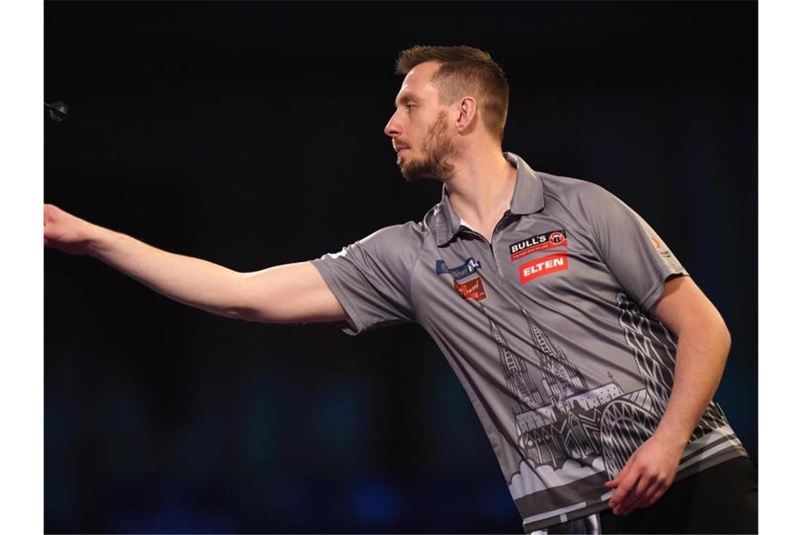 Hempel gelingt Überraschung - 3:1 gegen van den Bergh Der deutsche Darts-Profi schmeißt die Nummer fünf der Welt, den Belgier Dimitri van den Bergh, aus der Darts-WM. Foto: Adam Davy/PA Wire/dpa