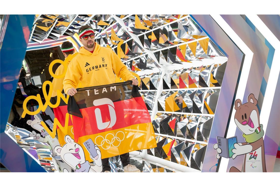 Der deutsche Eishockeyspieler Fabio Wagner steht während der Einkleidung für die Olympischen Winterspiele in Mailand für ein Video in einer verspiegelten Box.