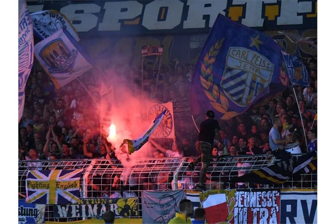 BGH gibt DFB Recht: Vereine zahlen weiter für störende Fans Der Deutsche Fußball-Bund darf Vereine weiterhin wegen des Verhaltens ihrer Zuschauer mit Geldstrafen belegen. Foto: Hendrik Schmidt/dpa-Zentralbild/dpa