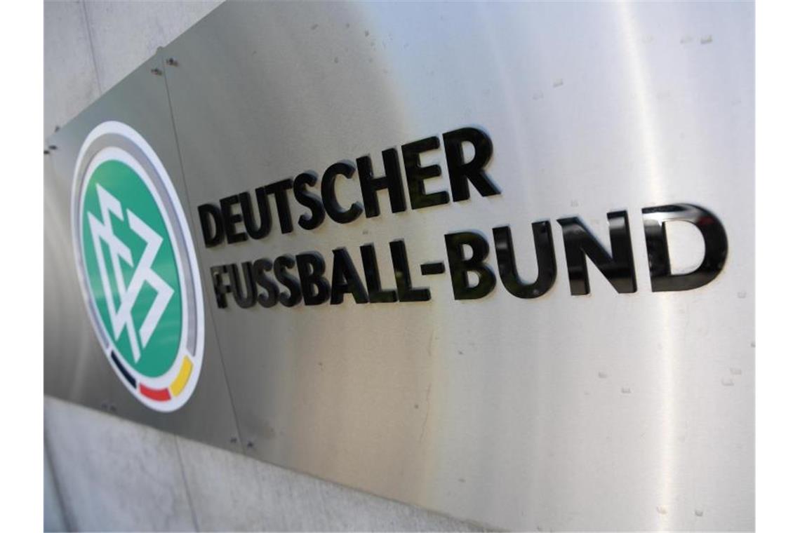 DFB legt Rahmen für Fortsetzung im Fußball fest Der Deutsche Fußball-Bund hat den Rahmen für die Fortsetzung von 3. Liga, DFB-Pokal und Frauen-Bundesliga gesetzt. Foto: Arne Dedert/dpa