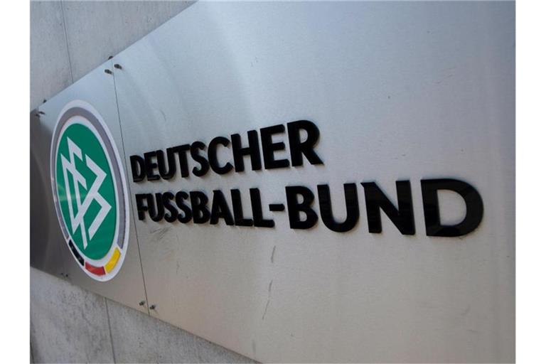 Der Deutsche Fußball-Bund steckt in einer tiefen Krise. Foto: Boris Roessler/dpa