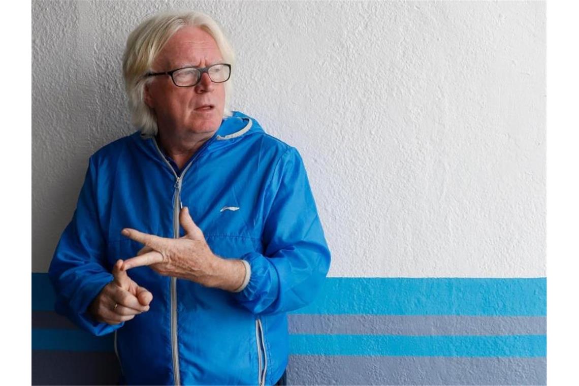Ex-KSC-Trainer Schäfer: „Spieler müssen um Jobs kämpfen“ Der deutsche Fußballtrainer Winfried Schäfer spricht mit Journalisten. Foto: Farshid-Motahari Bina/dpa/Archivbild