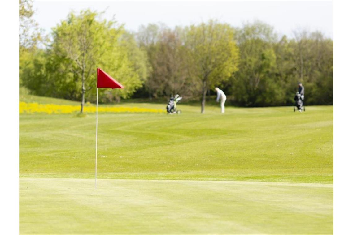 Der Deutsche Golf Verband geht bei den bevorstehenden Corona-Maßnahmen von einer Ausnahme für den Golfsport aus. Foto: Frank Molter/dpa