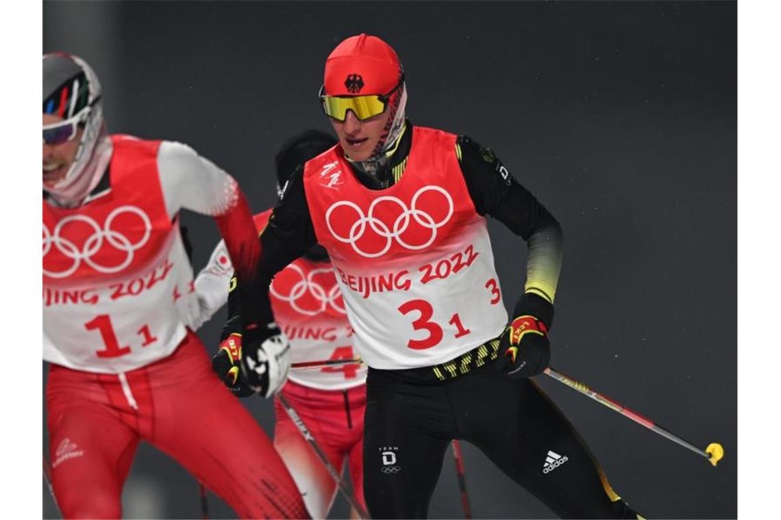 Frenzel fehlt beim Jubeln: DSV-Kombinierer gewinnen Silber Der deutsche Kombinierer Manuel Faisst (r) in der Loipe. Foto: Hendrik Schmidt/dpa