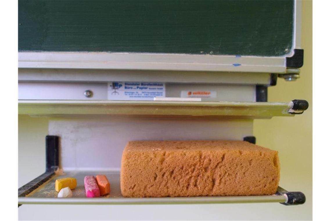 Union und SPD verteidigen 165er-Wert für Schulschließungen Der deutsche Lehrerverband kritisiert, dass die Grenzwerte, die einen Wechsel in den Distanzunterricht bedingen, zu hoch angelegt sind. (Symbolbild). Foto: Klaus-Dietmar Gabbert/dpa-Zentralbild/dpa