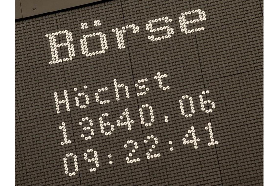 Konjunkturhoffnung und Billiggeld: Dax kurz auf Rekordhoch Der deutsche Leitindex erreichte am Mittwoch im frühen Handel bei 13.640 Punkten einen Höchststand und übertrumpfte damit seine bisherige Bestmarke vom 23. Januar 2018. Foto: Boris Roessler/dpa