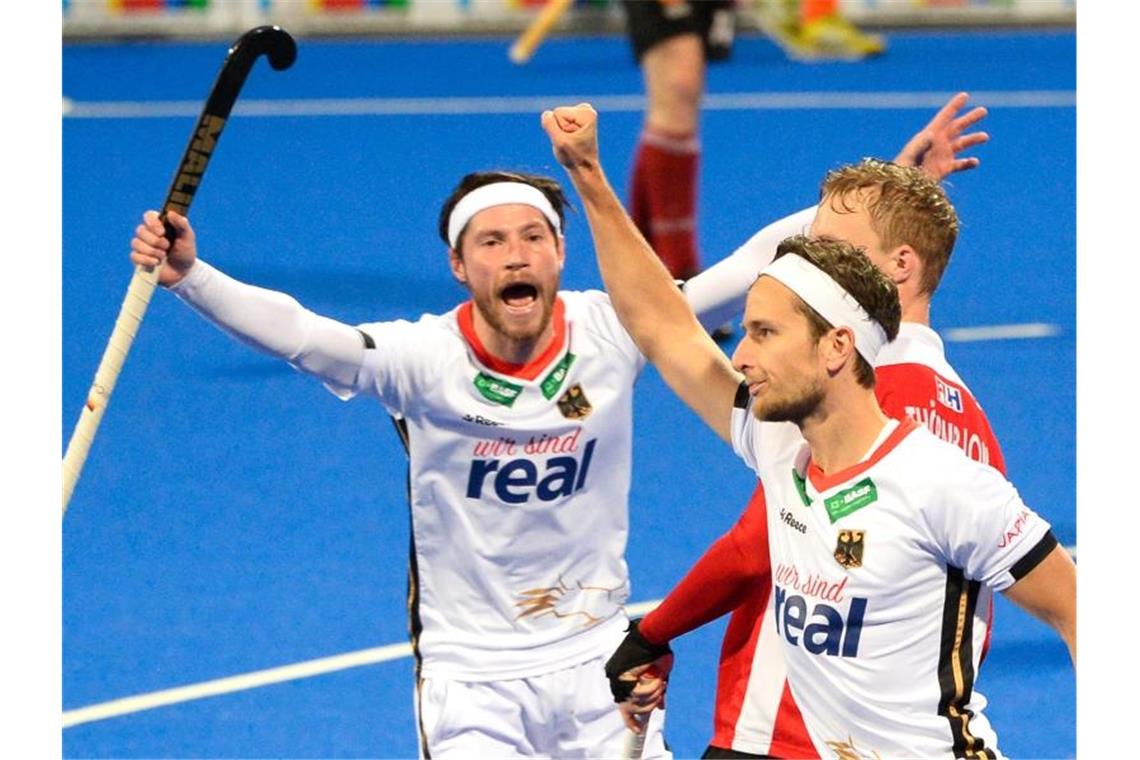 Deutsche Hockey-Teams „wie immer“ bei Olympia dabei Der Deutsche Marco Miltkau (vorne) jubelt mit Mannschaftskollege Martin Zwicker (l) über den Treffer zum 2:1. Foto: Roberto Pfeil/dpa