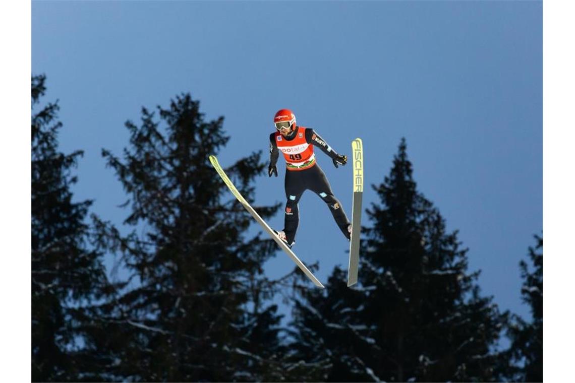 Der Deutsche Markus Eisenbichler springt auf der Hochfirstschanze in Titisee-Neustadt. Foto: Philipp von Ditfurth/dpa