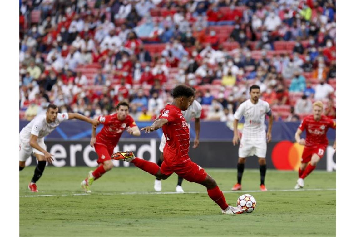 Der deutsche Nationalspieler Karim Adeyemi (M.) vom RB Salzburg vergab in Sevilla einen Elfmeter. Foto: Daniel Gonzalez Acuna/ZUMA Press Wire/dpa