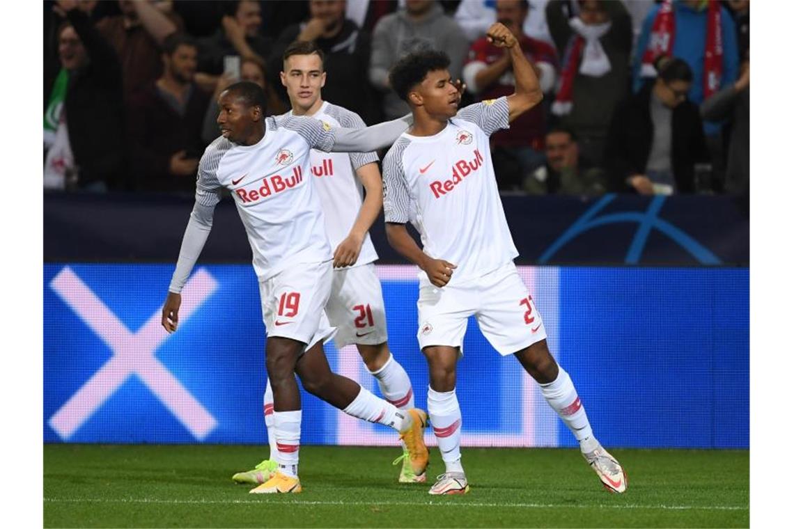 Der deutsche Nationalspieler Karim Adeyemi (r) brachte Salzburg früh in Führung. Foto: Angelika Warmuth/dpa