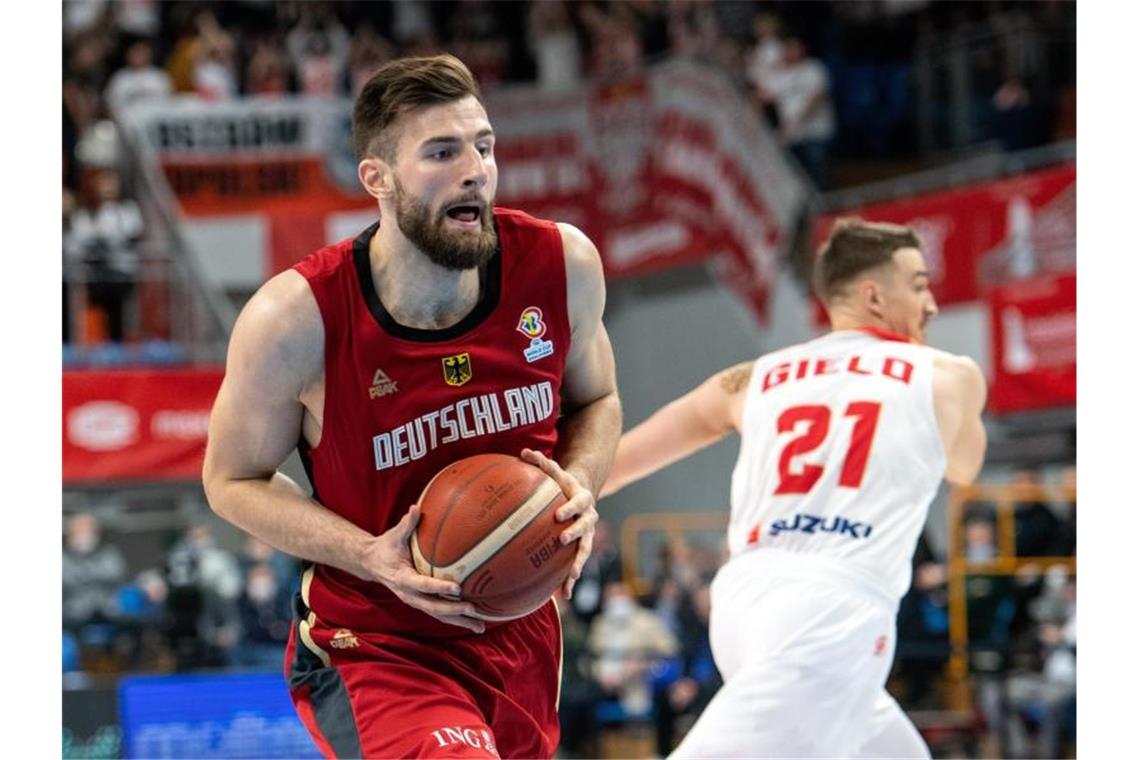 Herberts Premierensieg doppelt wichtig für DBB-Team Der deutsche Nationalspieler Leon Kratzer (l) im Spiel gegen Polen am Ball. Foto: Wojtek Jargilo/COMPIC/dpa