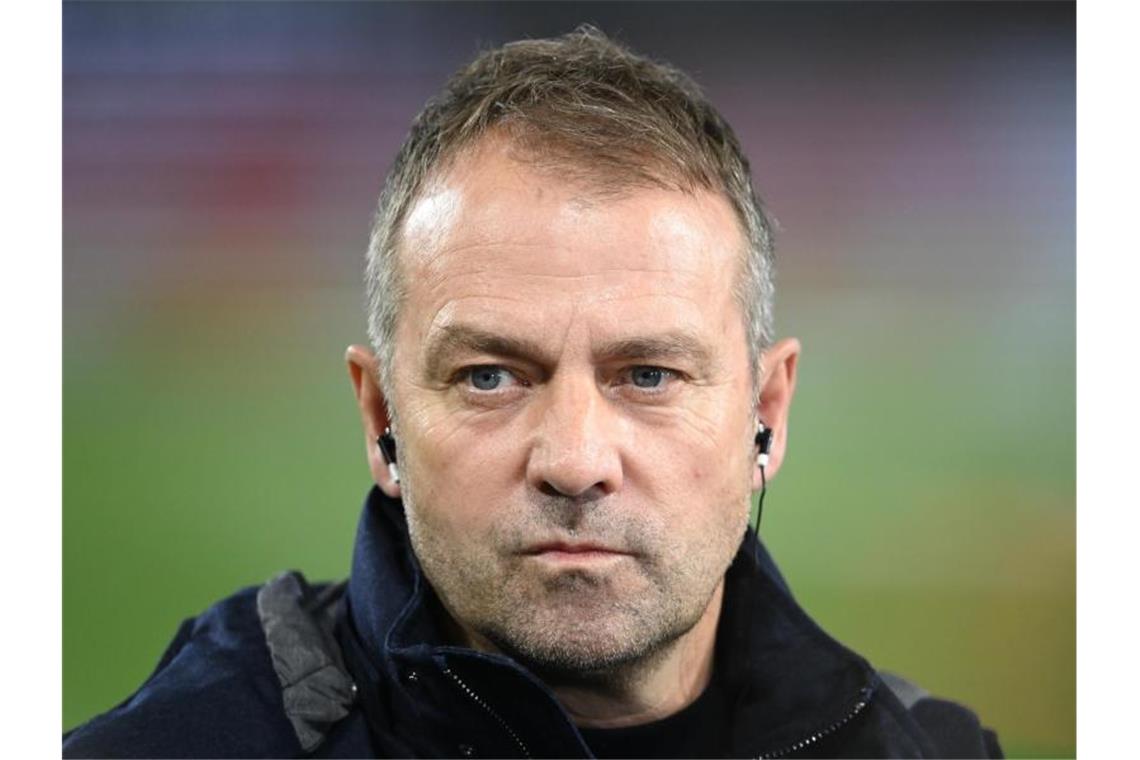Besorgter Flick begrüßt Russlands WM-Ausschluss Der deutsche Nationaltrainer Hansi Flick sieht keine Alternative für den Ausschluss der russischen Nationalmannschaft. Foto: Swen Pförtner/dpa