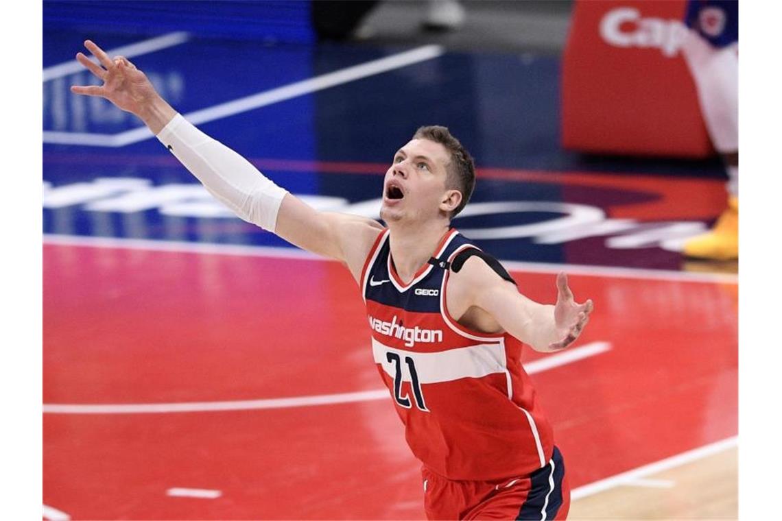 Der deutsche NBA-Profi Moritz Wagner von den Washington Wizards jubelt nach einem erfolgreichen Dreipunktewurf. Foto: Nick Wass/AP/dpa