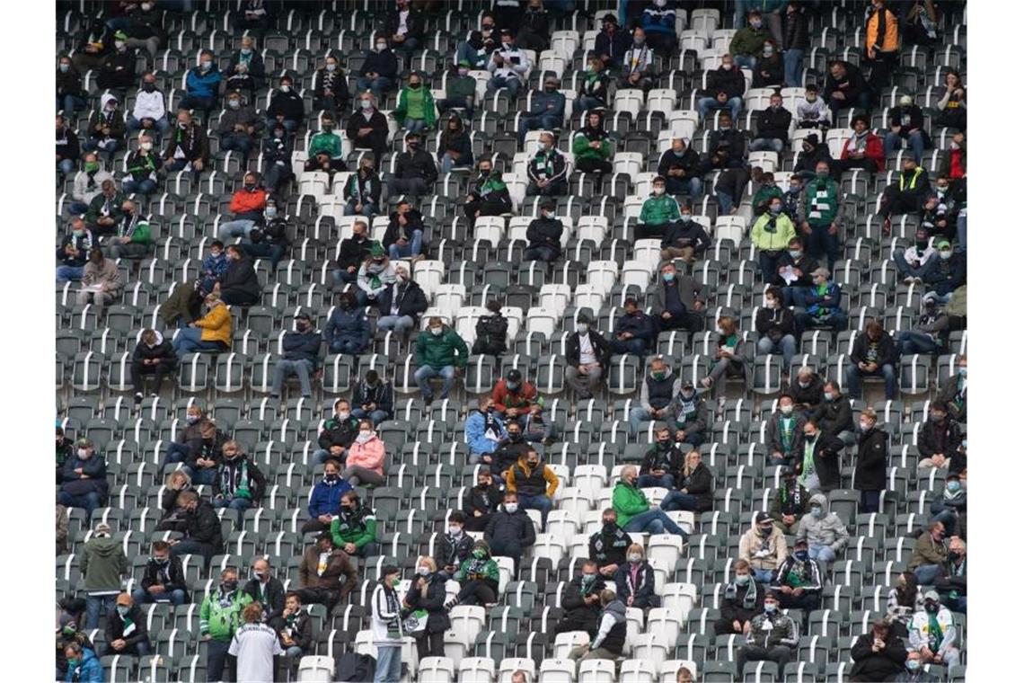 Der deutsche Profi-Fußball plant die Rückkehr von Gästefans in die Stadien. Foto: Bernd Thissen/dpa