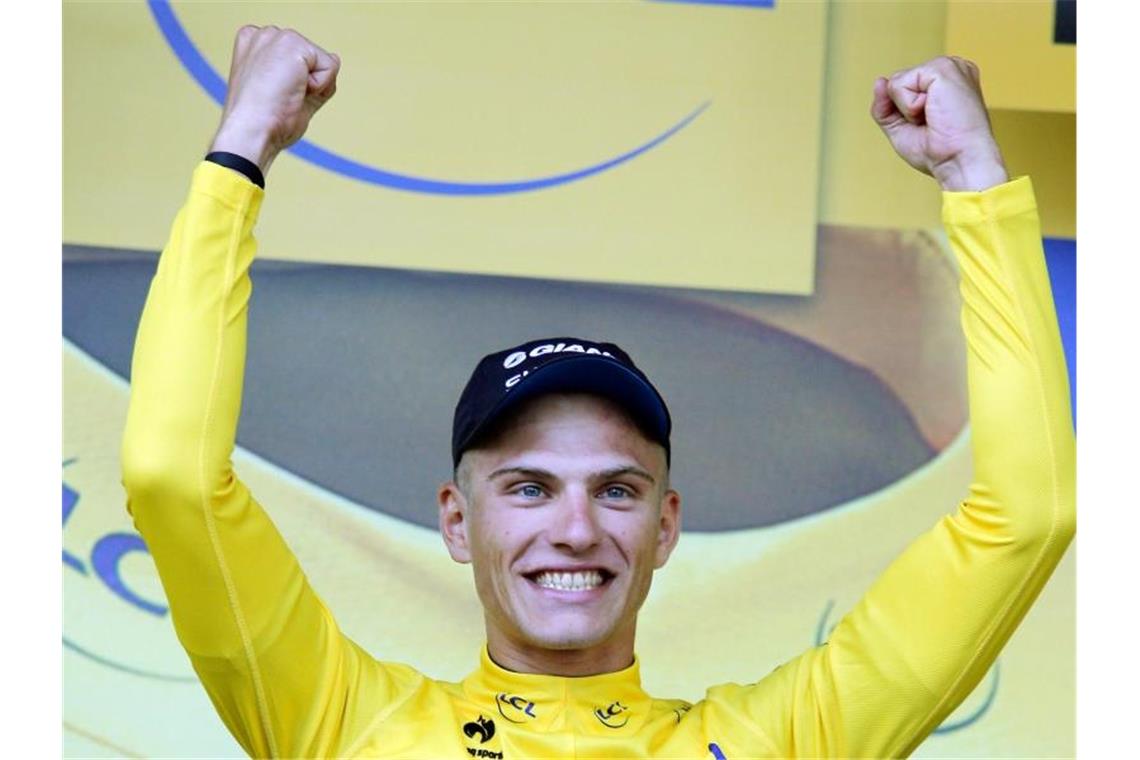 Der deutsche Radrennfahrer Marcel Kittel jubelt im Gelben Trikot. Foto: Kim Ludbrook/epa/dpa/Archivbild