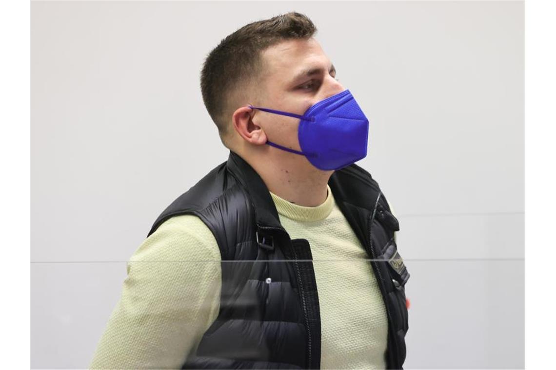 Rapper Gzuz soll gut acht Monate in Haft Der deutsche Rapper Gzuz vor Gericht. Foto: Ulrich Perrey/dpa