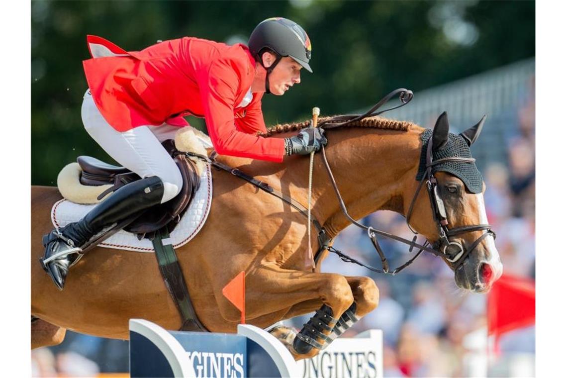 Der deutsche Reiter Daniel Deußer hat Chancen auf eine Medaille. Foto: Rolf Vennenbernd