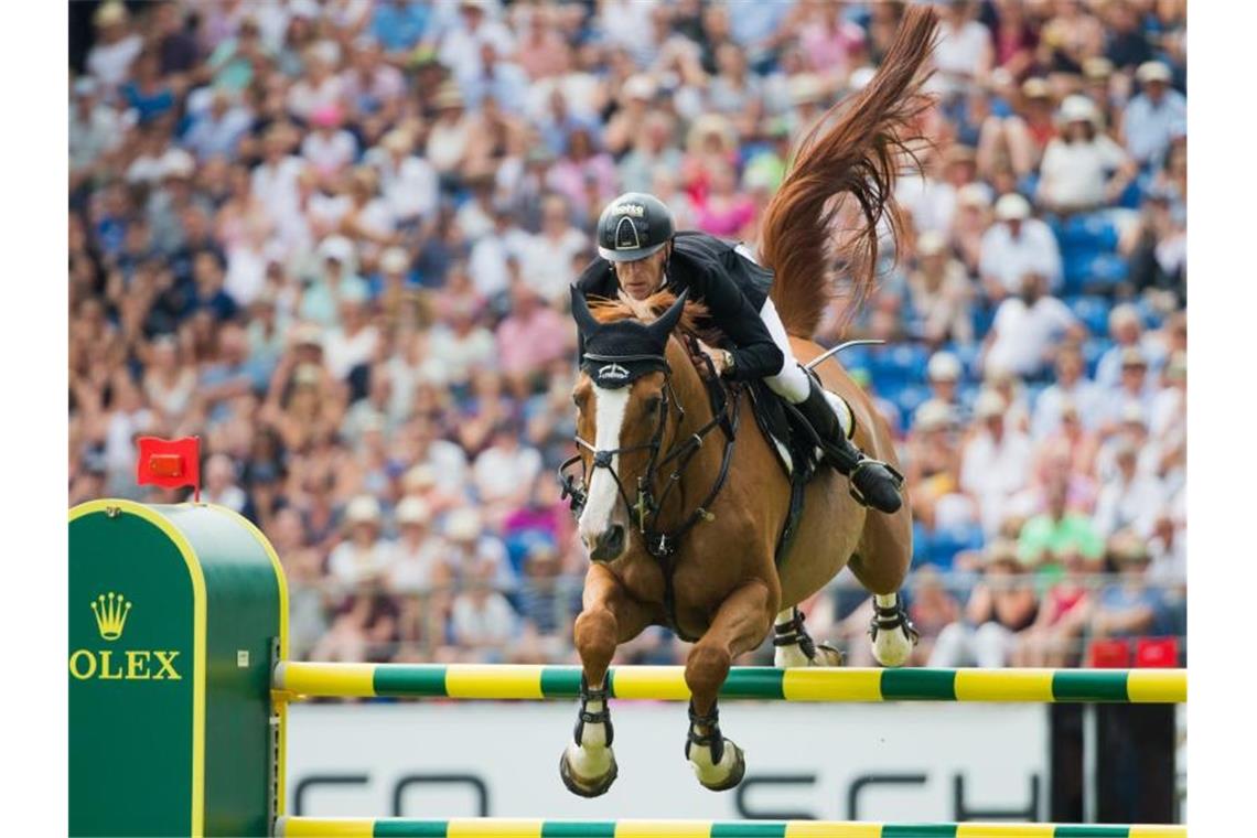 Der deutsche Reiter Marcus Ehning gewann die Prüfung 2018 auf dem Pferd Pret a Tout. Foto: Rolf Vennenbernd/dpa/Archivbild