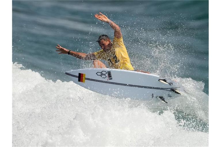 Der deutsche Surfer Leon Glatzer in den Wellen am Tsurigasaki Surfing Beach. Foto: Francisco Seco/AP/dpa
