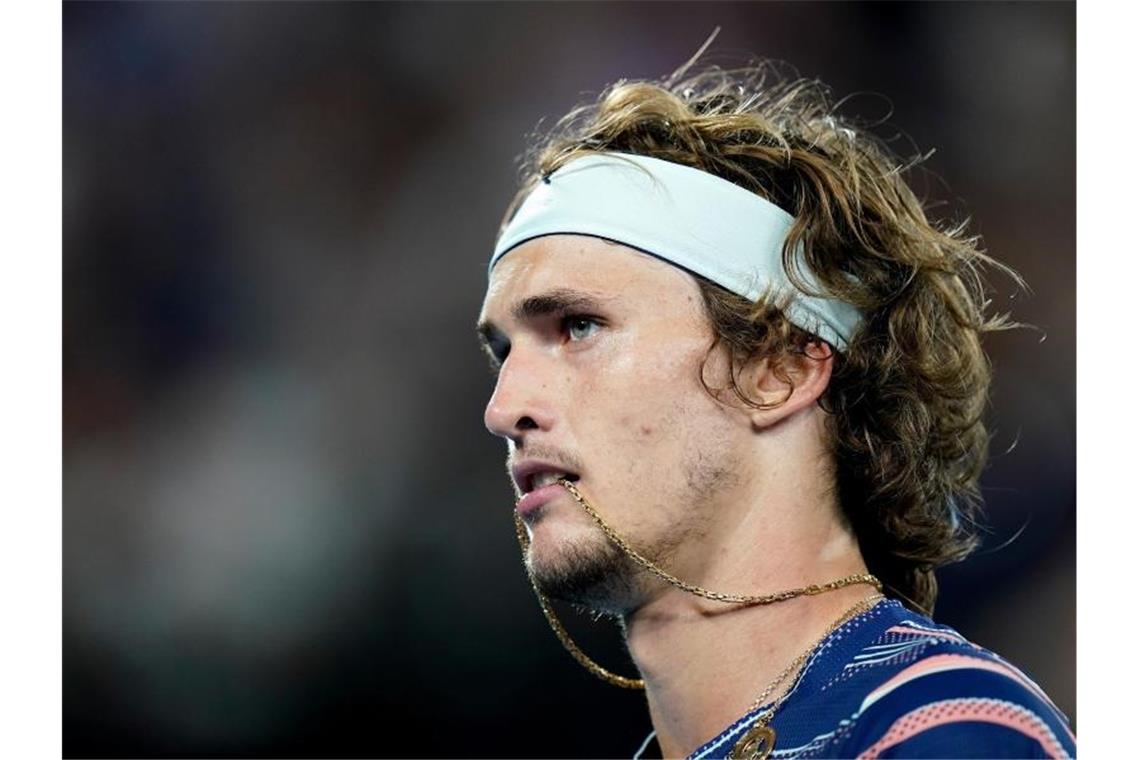 Der deutsche Tennisspieler Alexander Zverev reagiert während eines Spiels. Foto: Dave Hunt/AAP/dpa/Archivbild