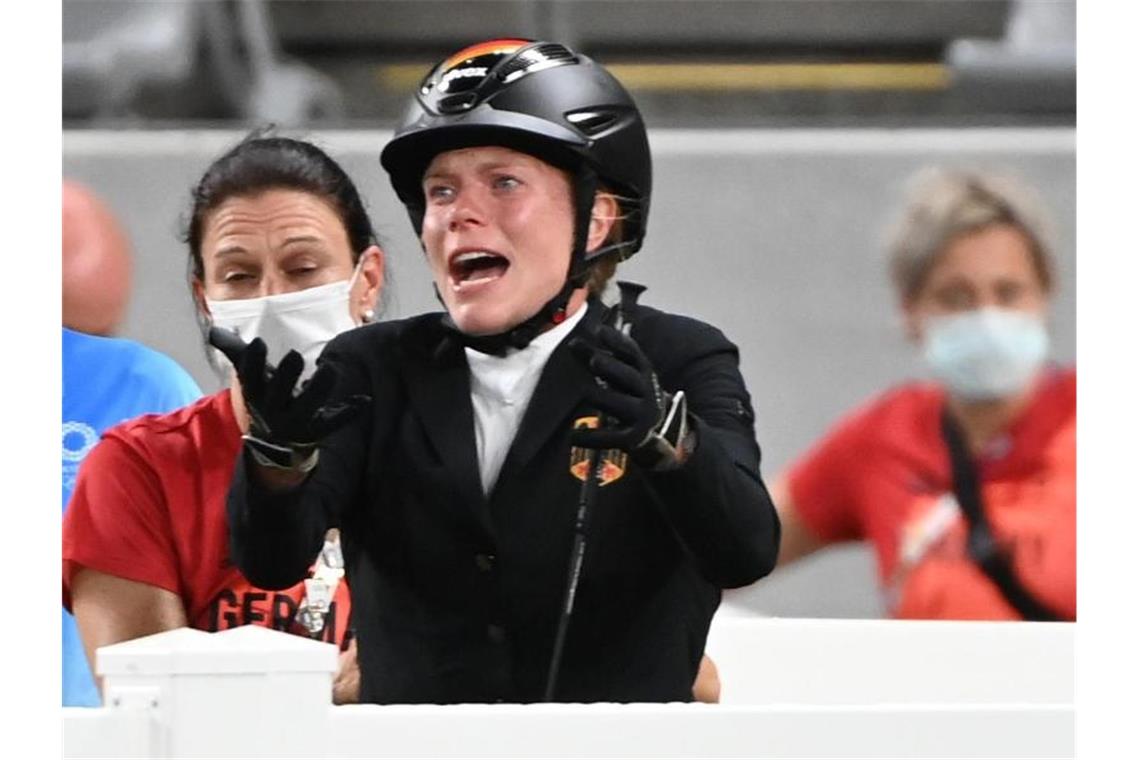 Der Deutsche Tierschutzbund hat Strafanzeige gegen die Moderne Fünfkämpferin Annika Schleu (M.) und Bundestrainerin Kim Raisner gestellt. Foto: Marijan Murat/dpa