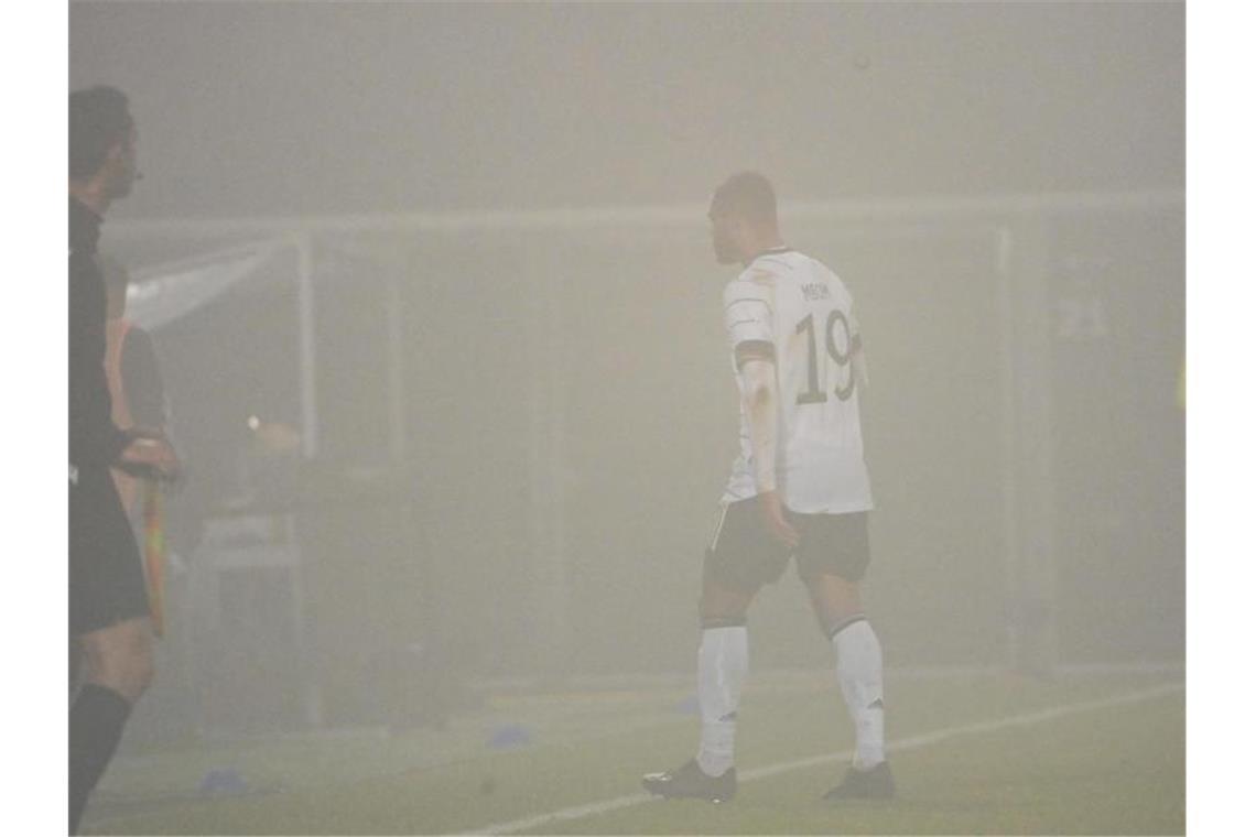 Deutsche U21 kassiert 0:4-Pleite gegen Polen Der deutsche U21-Spieler Jean-Manuel Mbom (r) geht nach seiner roten Karte vom Platz. Foto: Marijan Murat/dpa