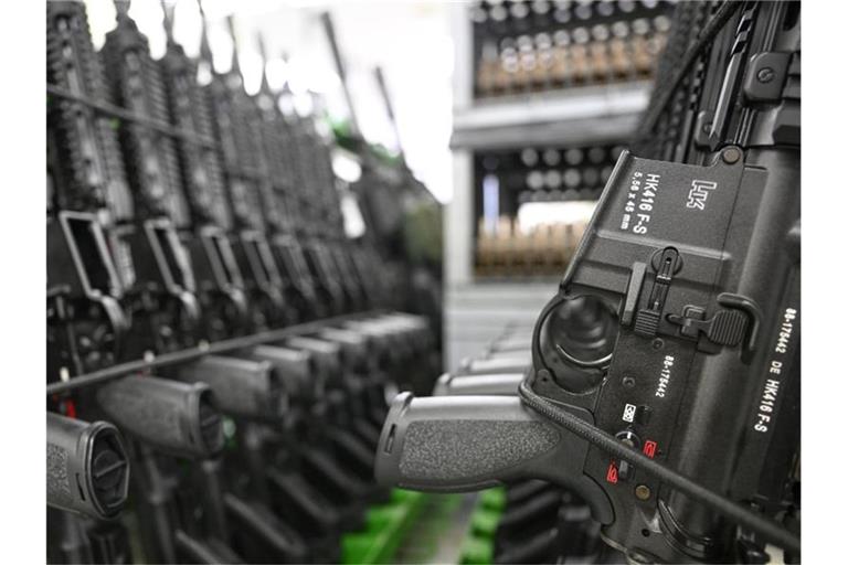 Der deutsche Waffenhersteller Heckler & Koch ist bekannt für seine Sturmgewehre. Foto: Bernd Weißbrod/dpa