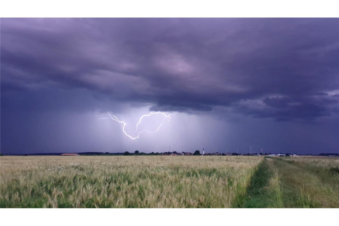 Neue Gewitter und Starkregen – Sommer bleibt wechselhaft Der Deutsche Wetterdienst (DWD) sagt für die kommenden Tage Gewitter vorher.