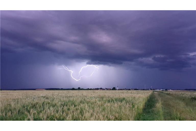 Der Deutsche Wetterdienst (DWD) sagt für die kommenden Tage Gewitter vorher.
