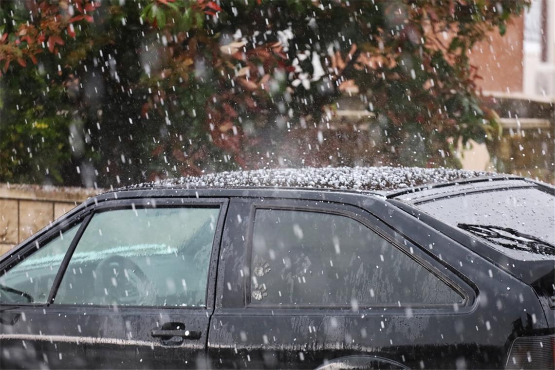 DWD meldet Unwettergefahr im Südwesten Der Deutsche Wetterdienst vor warnt vor starken Gewittern im Südwesten Deutschlands. Besonders in Baden-Württemberg gilt eine Unwetterwarnung mit Starkregen, Hagel & Sturmböen.