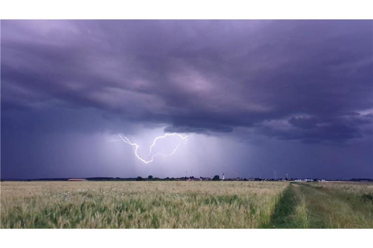 Der Deutsche Wetterdienst warnt vor Unwetter mit extrem heftigen Starkregen im Süden des Landes. (Symbolbild)