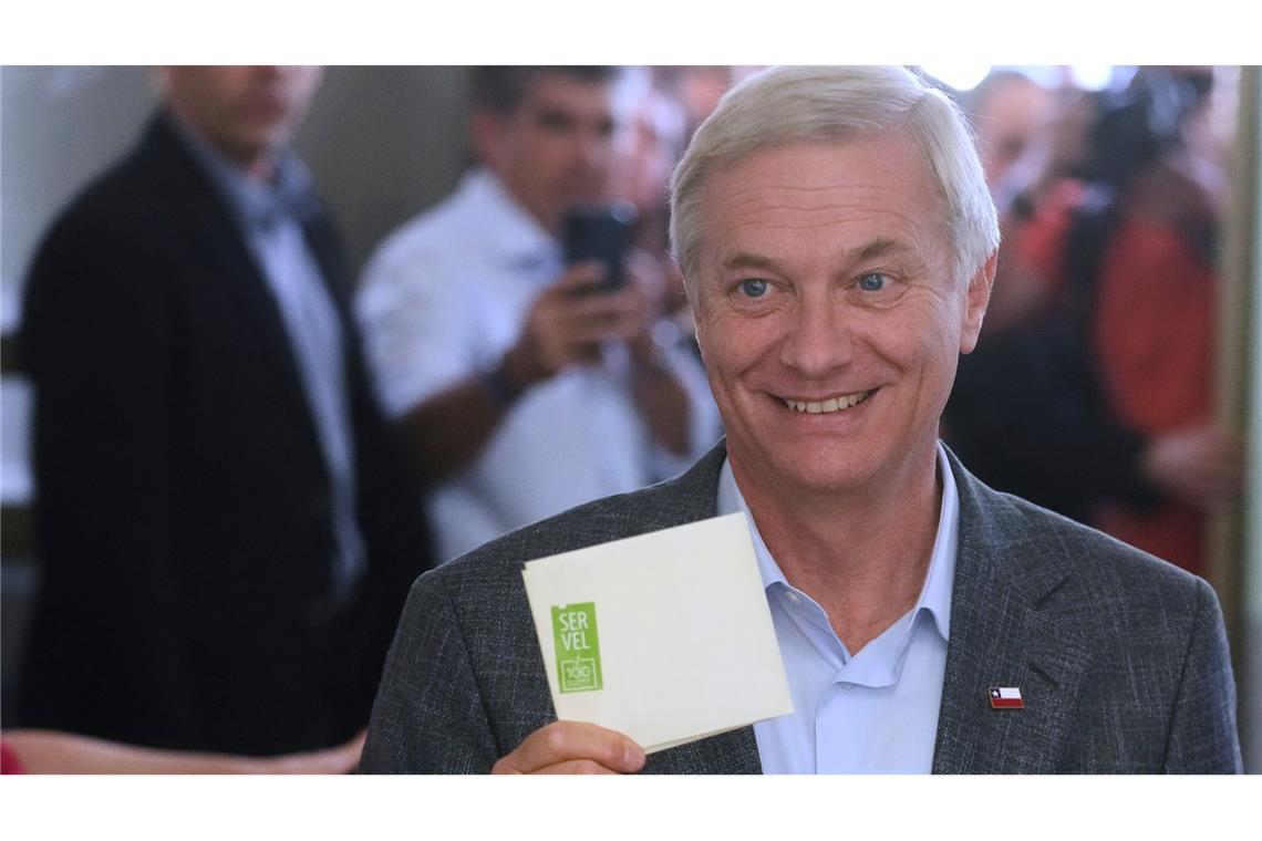 Der deutschstämmige Rechtspolitiker Kast wird wohl gegen die Kommunistin Jara in die Stichwahl ziehen.