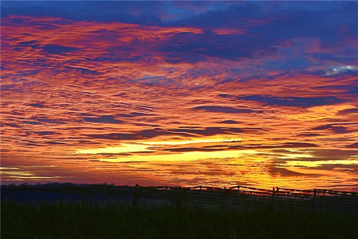 Vier Grad wärmer als üblich im Dezember Der Dezember konnte oft mit traumhaften Sonnenuntergängen aufwarten. Dieser wurde über Burgstetten fotografiert. Foto: Tobias Sellmaier