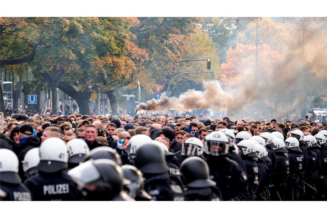 Der DFB hat Fans und Polizei zu einem respektvollen Umgang miteinander aufgerufen.