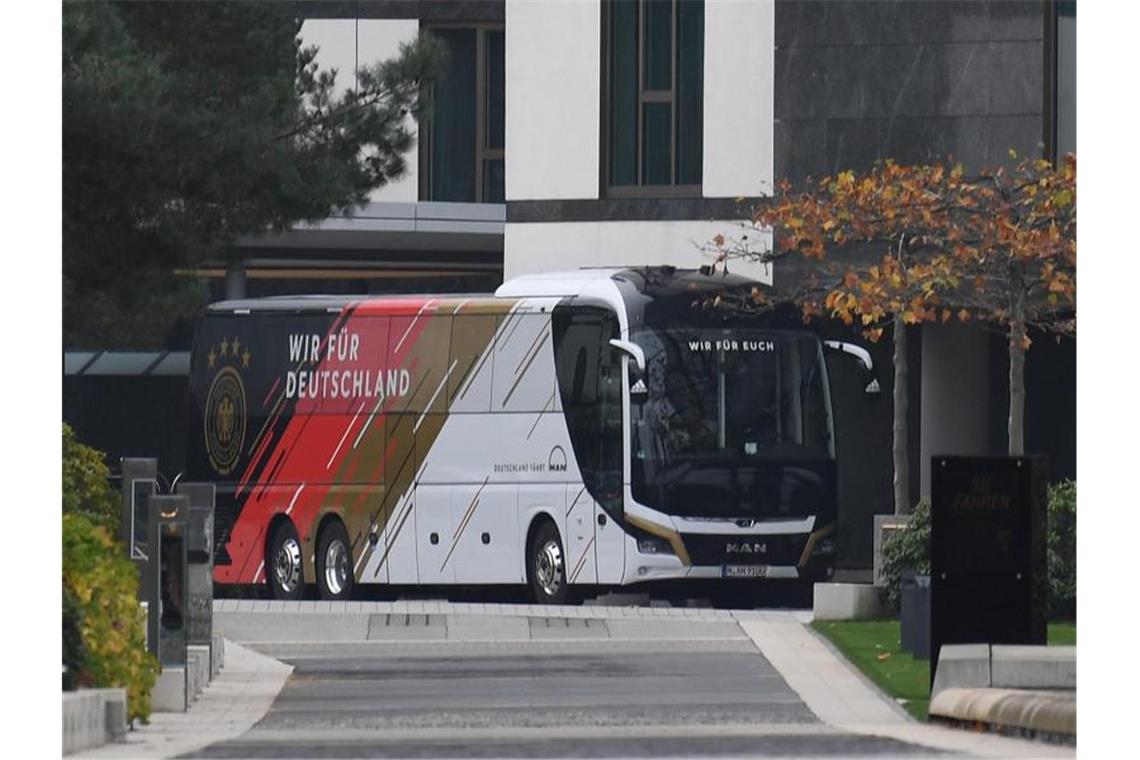 Der DFB-Mannschaftsbus steht vor dem Team-Hotel. Foto: Swen Pförtner/dpa